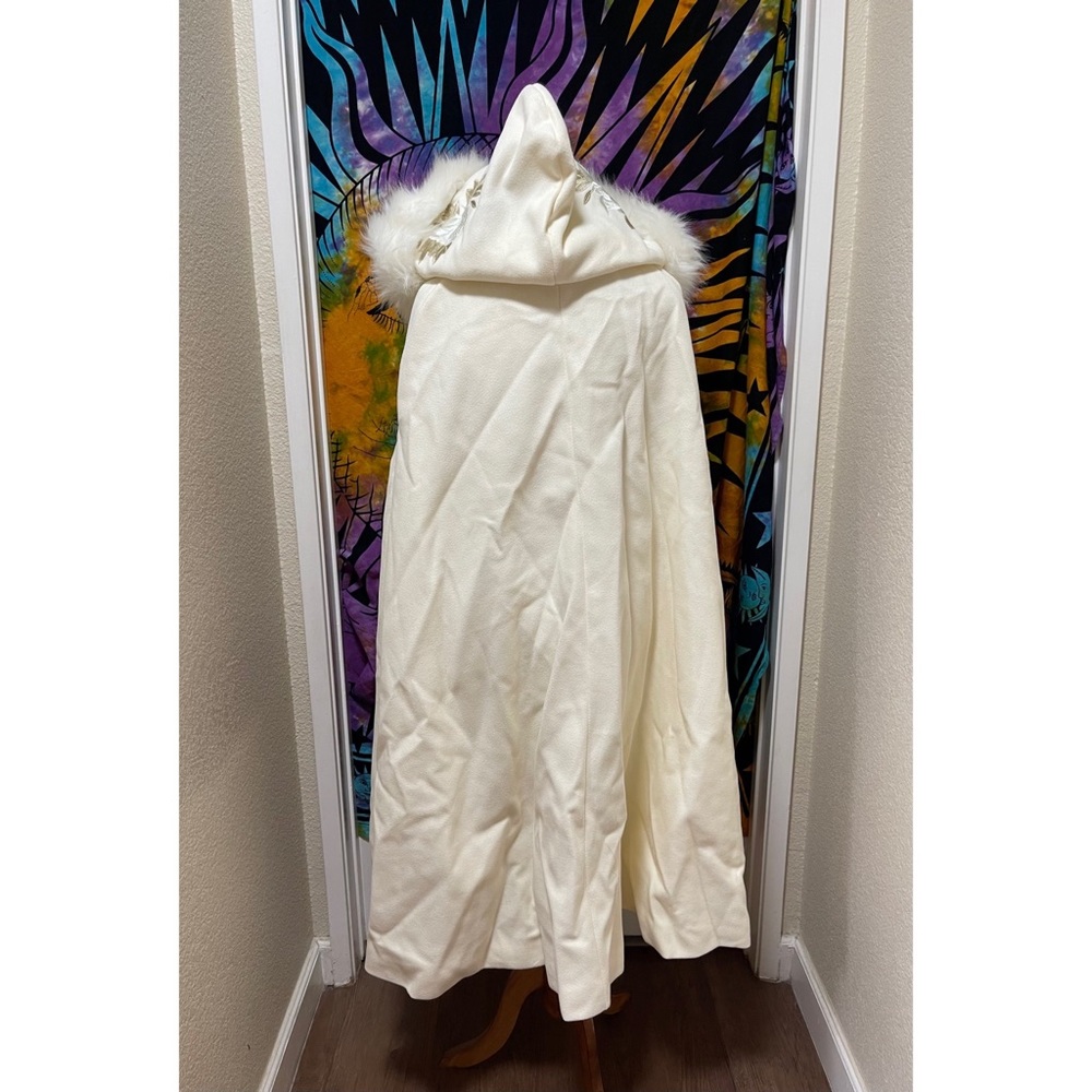 🌈 Gorgeous fur embroidered flowers cape - Picture 3 of 8